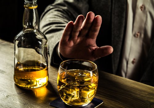 Почему не следует употреблять алкоголь на пустой желудок?